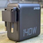 Fiche secteur rétractable du chargeur Anker Zolo 140 W repliée dans le bloc