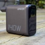 Chargeur Anker Zolo 140 W posé sur un bureau pour illustrer notre test complet