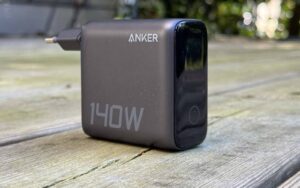 Chargeur Anker Zolo 140 W posé sur un bureau pour illustrer notre test complet