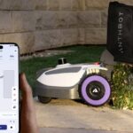 Anthbot N8 LiDAR avec bac de ramassage collectant feuilles et débris végétaux dans le jardin