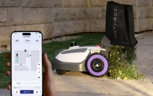 Anthbot N8 LiDAR avec bac de ramassage collectant feuilles et débris végétaux dans le jardin