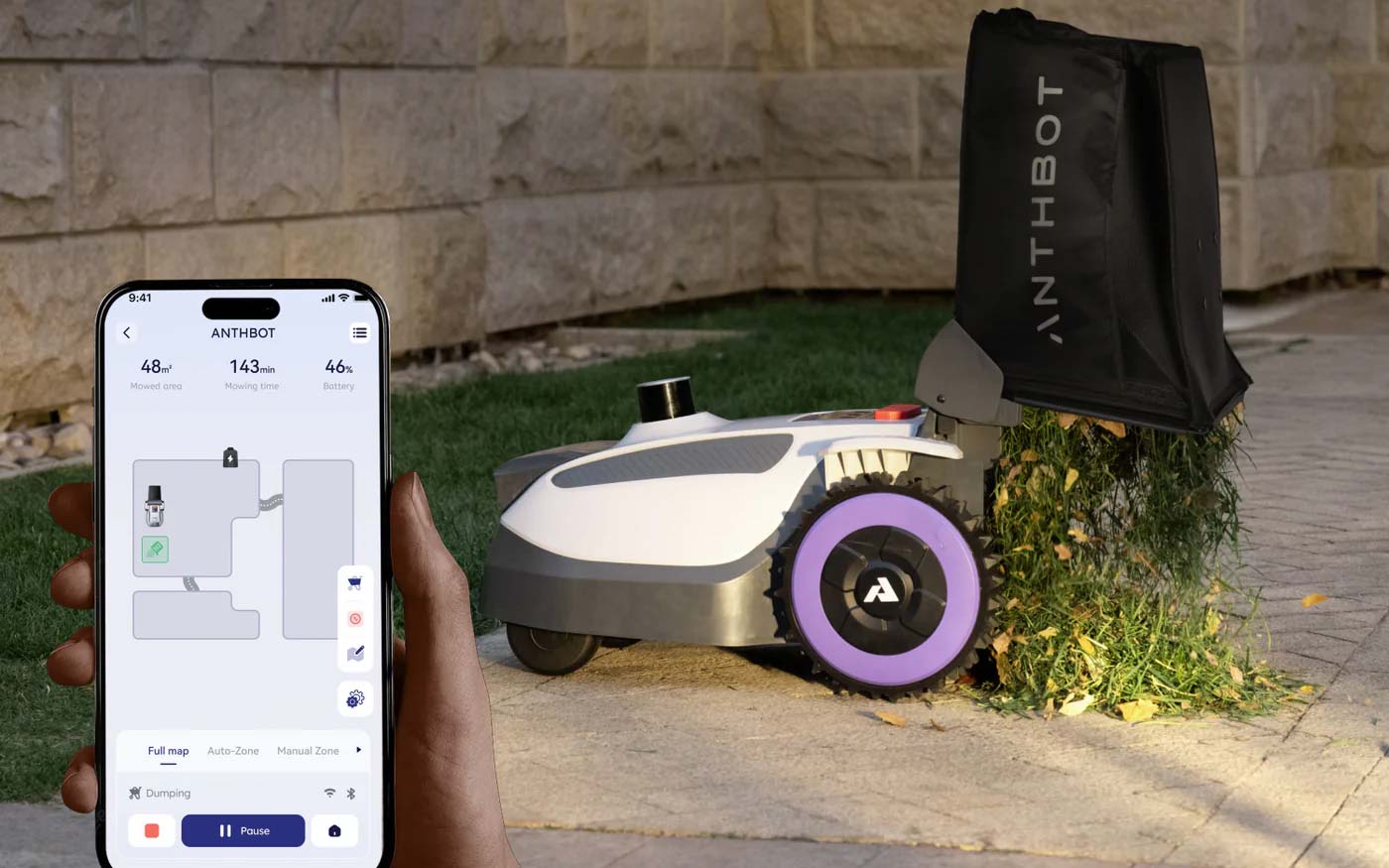 Anthbot N8 LiDAR avec bac de ramassage collectant feuilles et débris végétaux dans le jardin