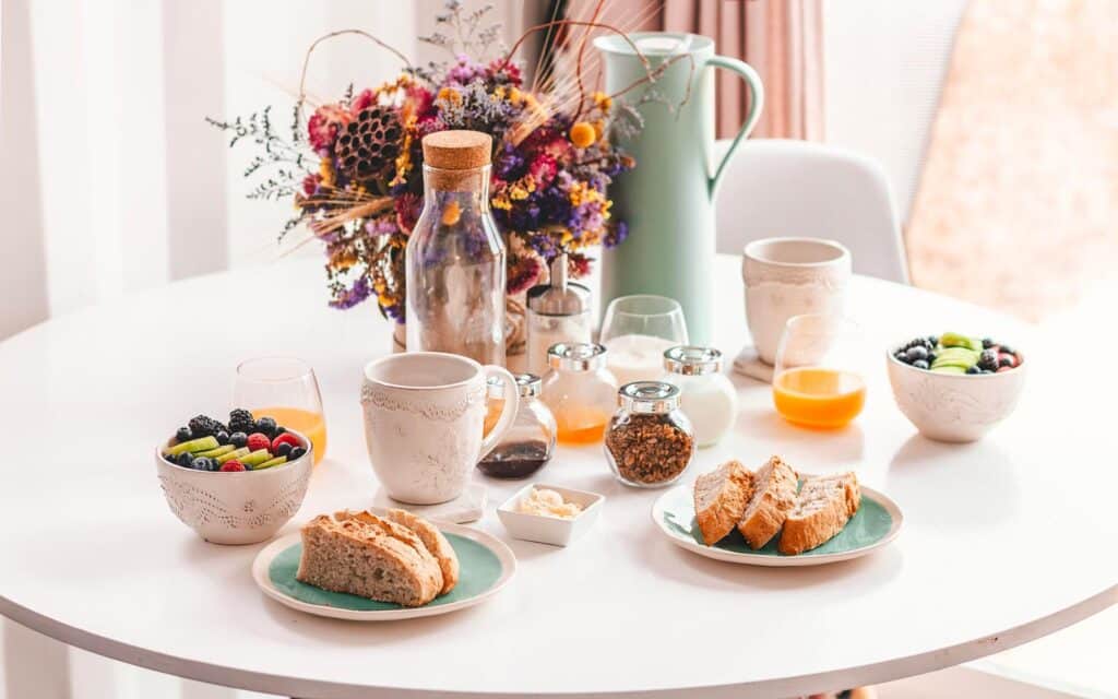 Petit-déjeuner avec pain, muesli et fruits frais, illustrant les aliments contributeurs à l'exposition au cadmium.