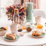 Petit-déjeuner avec pain, muesli et fruits frais, illustrant les aliments contributeurs à l'exposition au cadmium.