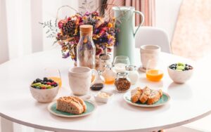 Petit-déjeuner avec pain, muesli et fruits frais, illustrant les aliments contributeurs à l'exposition au cadmium.