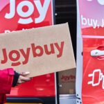 Chargement de colis dans un véhicule de livraison électrique JoyExpress - Joybuy