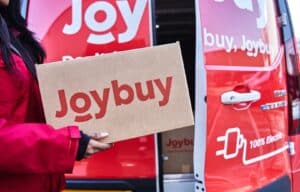 Chargement de colis dans un véhicule de livraison électrique JoyExpress - Joybuy