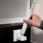 chargeur mural sans fil ProofVision TBCharger pour brosse à dents Oral-B fixé sur une prise électrique