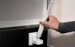 chargeur mural sans fil ProofVision TBCharger pour brosse à dents Oral-B fixé sur une prise électrique