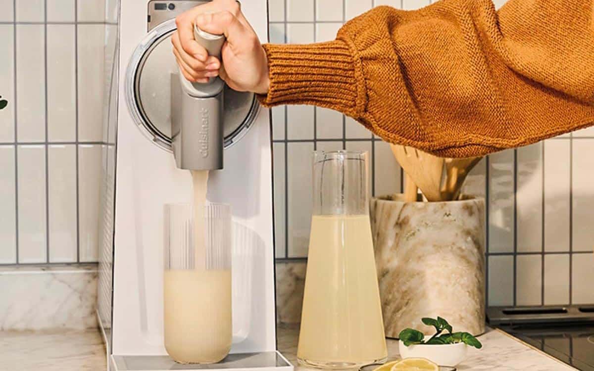 Service d’une boisson glacée avec la Cuisinart Frost Fusion et maintien au froid