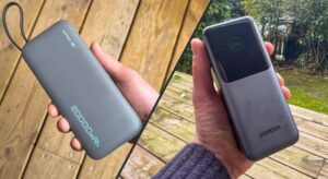 Comparaison côte à côte de deux batteries externes de 20 000 mAh : la Ugreen Nexode Pro 130W à droite, de forme colonne avec un grand écran TFT, et la Cuktech PB200N à gauche, plus fine avec son câble USB-C intégré faisant office de dragonne.