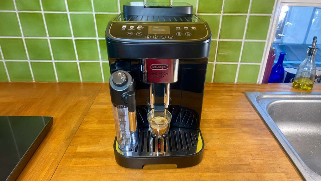 Machine à café à grain Delonghi Magnifica Evo Next sur un plan de travail de cuisine