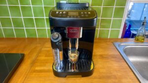 Machine à café à grain Delonghi Magnifica Evo Next sur un plan de travail de cuisine