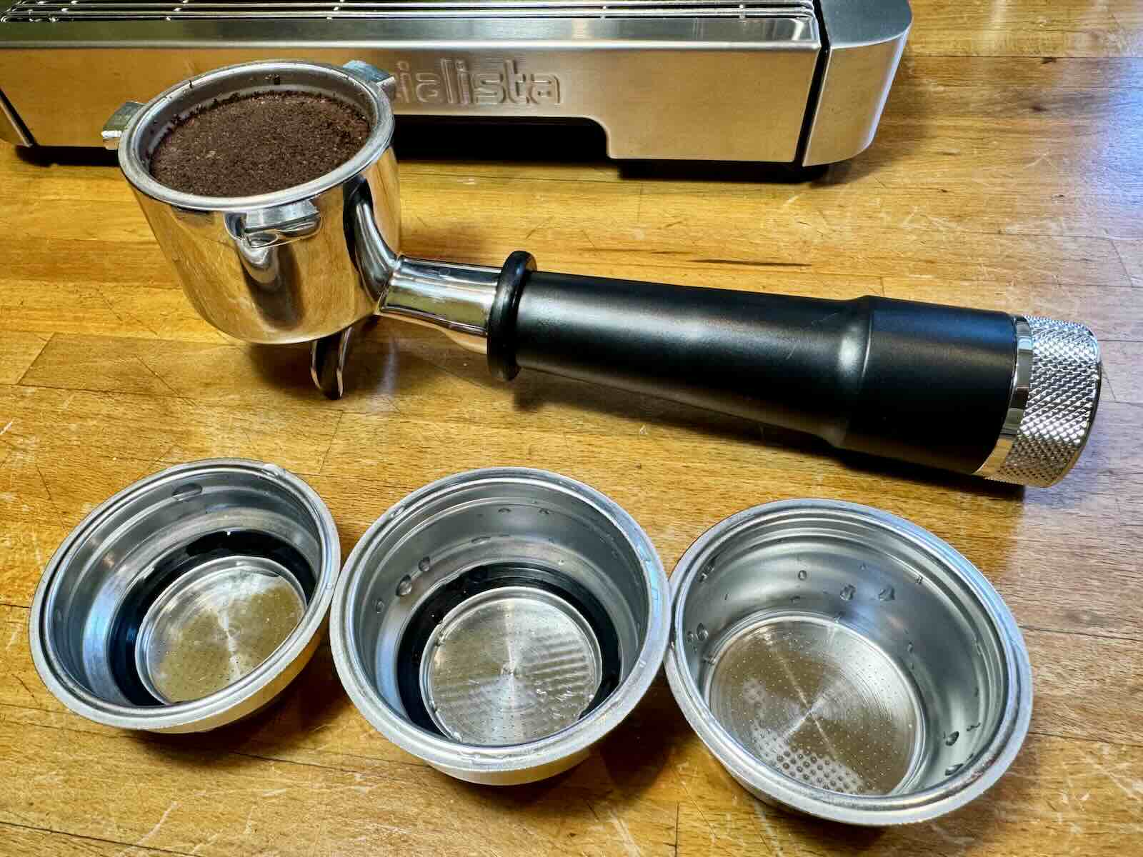 Le porte-filtre et les filtres de la Delonghi Specialista Opera © Labo Maison