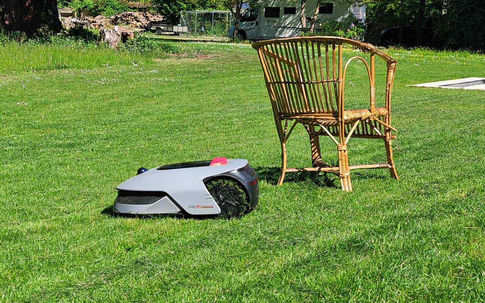 Le Dreame A1 Pro contourne les obstacles de jardin.