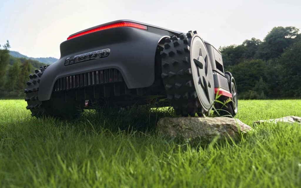 Dreame A3 AWD Pro 5000 robot tondeuse transmission intégrale franchissant une pente de 80 %