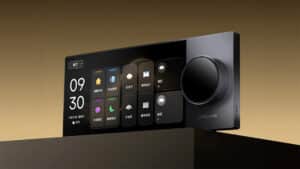 Image promotionnelle de l'écran de contrôle intelligent mural Dreame Smart Control Screen S6, suspendu au-dessus d'une surface texturée. L'appareil est de couleur gris métallisé.