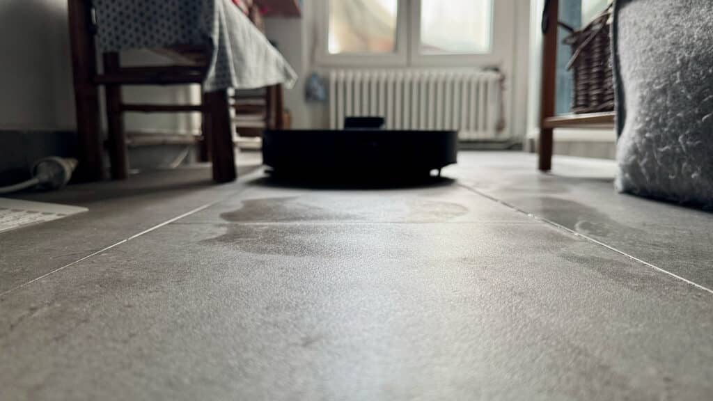 Dreame L50S Pro Ultra sur carrelage encore humide après le passage de ses serpillières