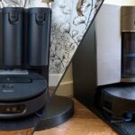 Dyson Spot+Scrub Ai à gauche et Ecovacs Deebot X11 Omnicyclone à droite en comparaison