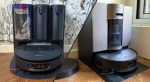 Dyson Spot+Scrub Ai à gauche et Ecovacs Deebot X11 Omnicyclone à droite en comparaison