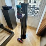 L'aspirateur balai Dyson V10 Konical avec se station de vidage automatique © Labo Maison
