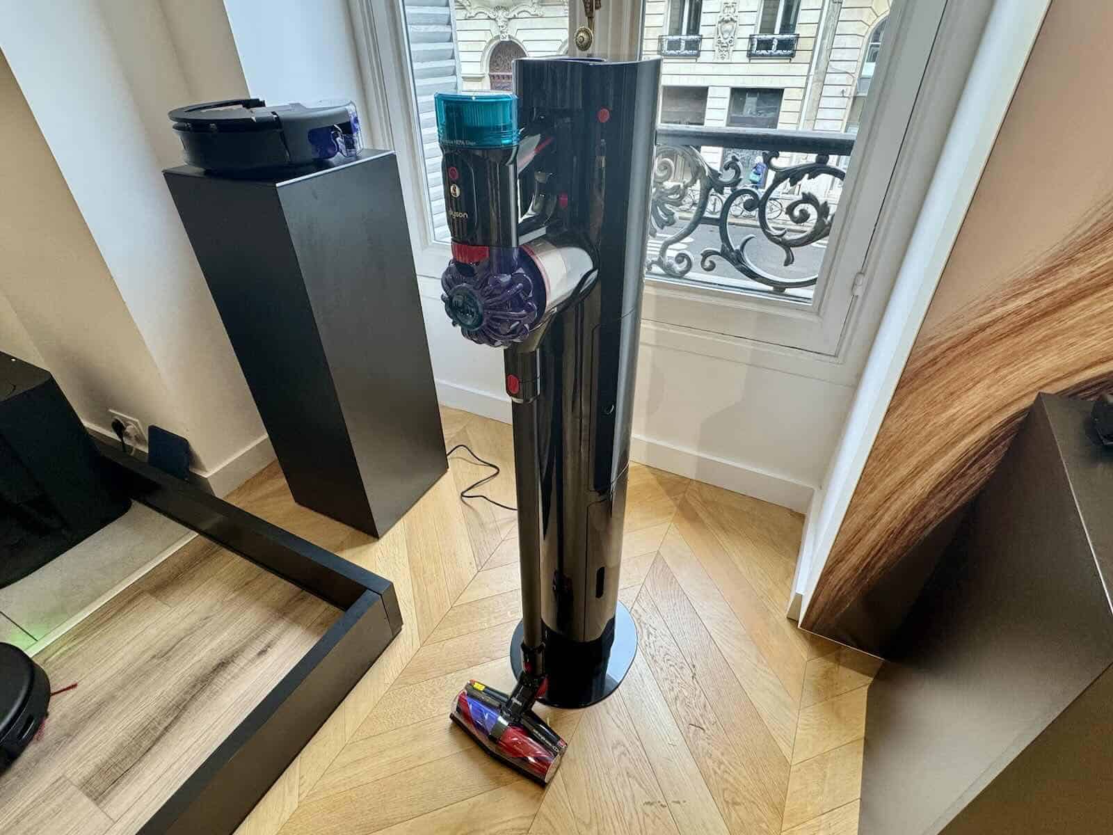 L'aspirateur balai Dyson V10 Konical avec se station de vidage automatique © Labo Maison