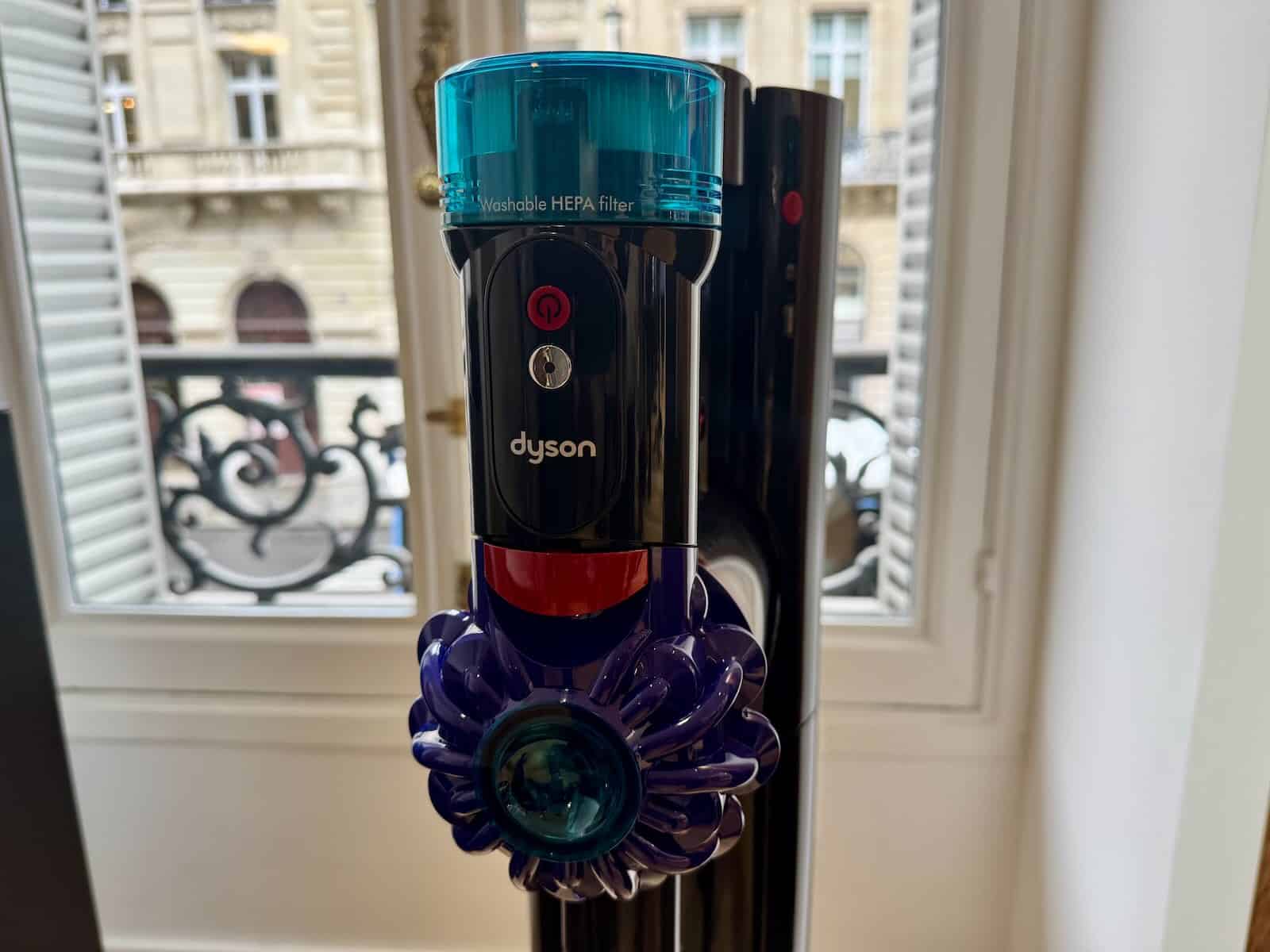 L'aspirateur balai Dyson V10 Konical avec se station de vidage automatique © Labo Maison