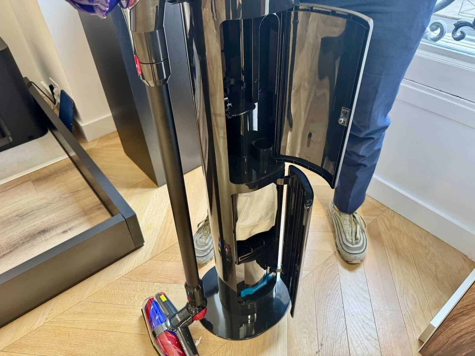 Les rangements dans la station de vidage du Dyson V10 Konical © Labo Maison