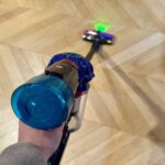 Le Dyson V10 Konical et son éclairage © Labo Maison