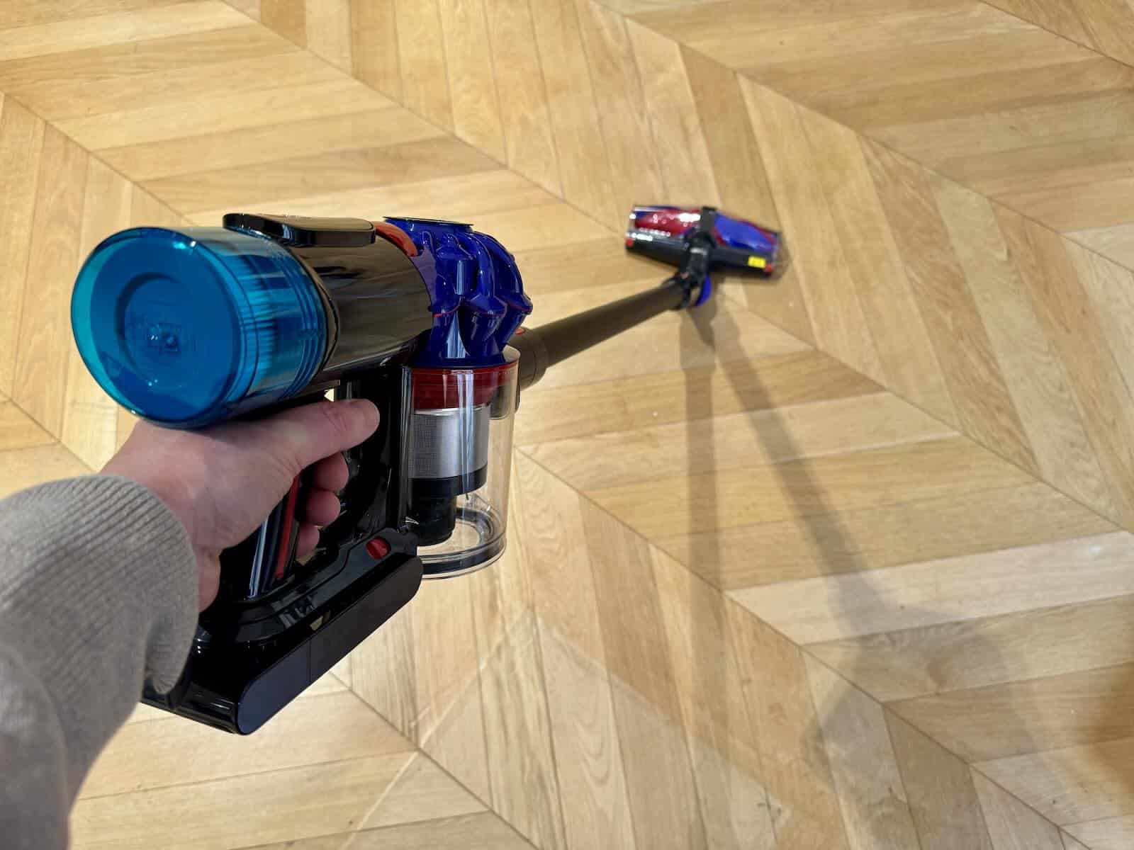 Le Dyson V10 Konical et son filtre HEPA © Labo Maison