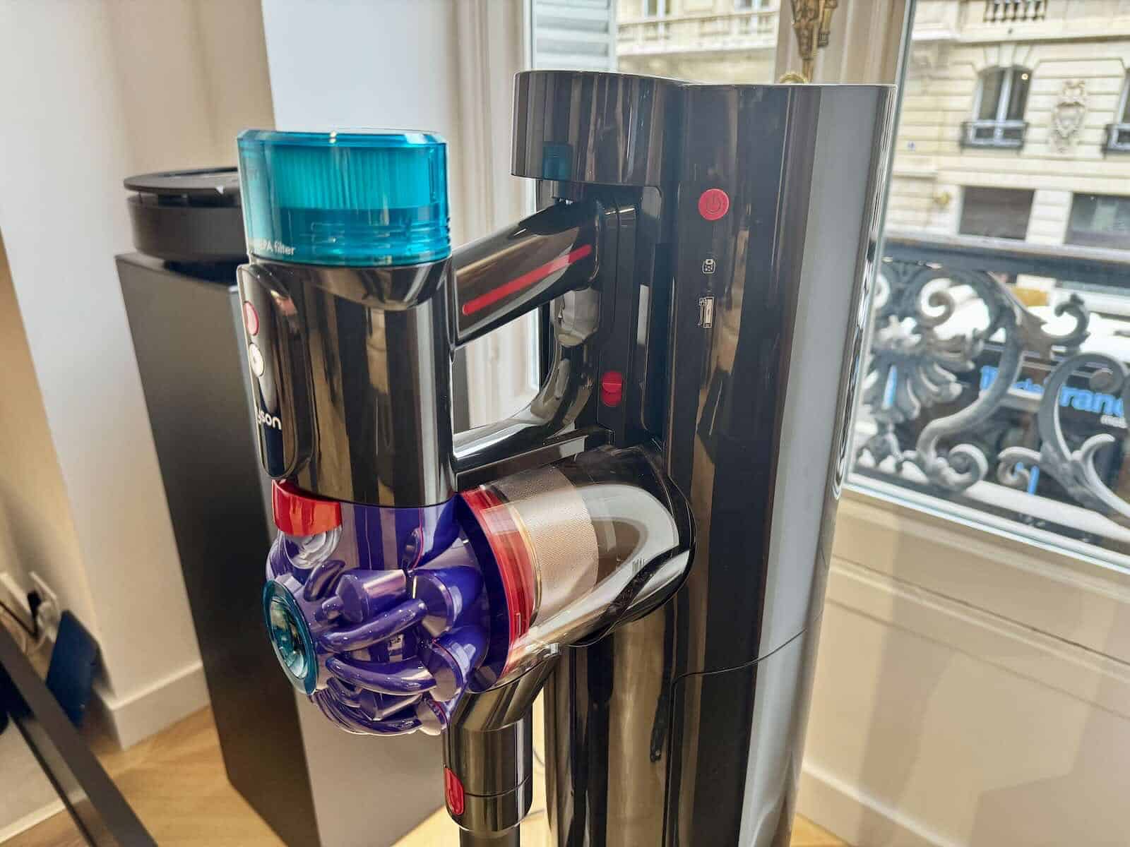 Le Dyson V10 Konical avec sa station de vidage © Labo Maison