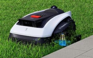 Le robot tondeuse Ecovacs Goat O1200 LiDAR Pro tond au plus près d’une bordure fleurie grâce à la technologie TruEdge