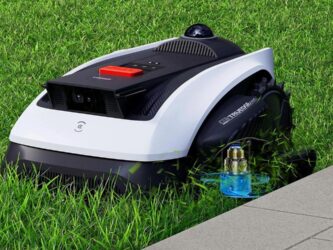 Le robot tondeuse Ecovacs Goat O1200 LiDAR Pro tond au plus près d’une bordure fleurie grâce à la technologie TruEdge