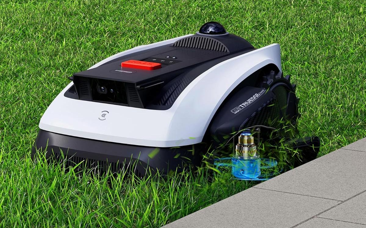 Le robot tondeuse Ecovacs Goat O1200 LiDAR Pro tond au plus près d’une bordure fleurie grâce à la technologie TruEdge
