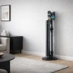 Aspirateur balai sans fil Hisense Hi Move IV avec station de vidage automatique dans un salon moderne