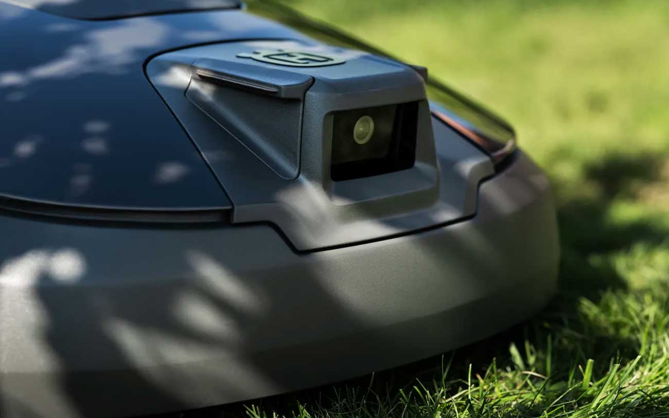 Gros plan sur la caméra frontale du Husqvarna Automower 308V
