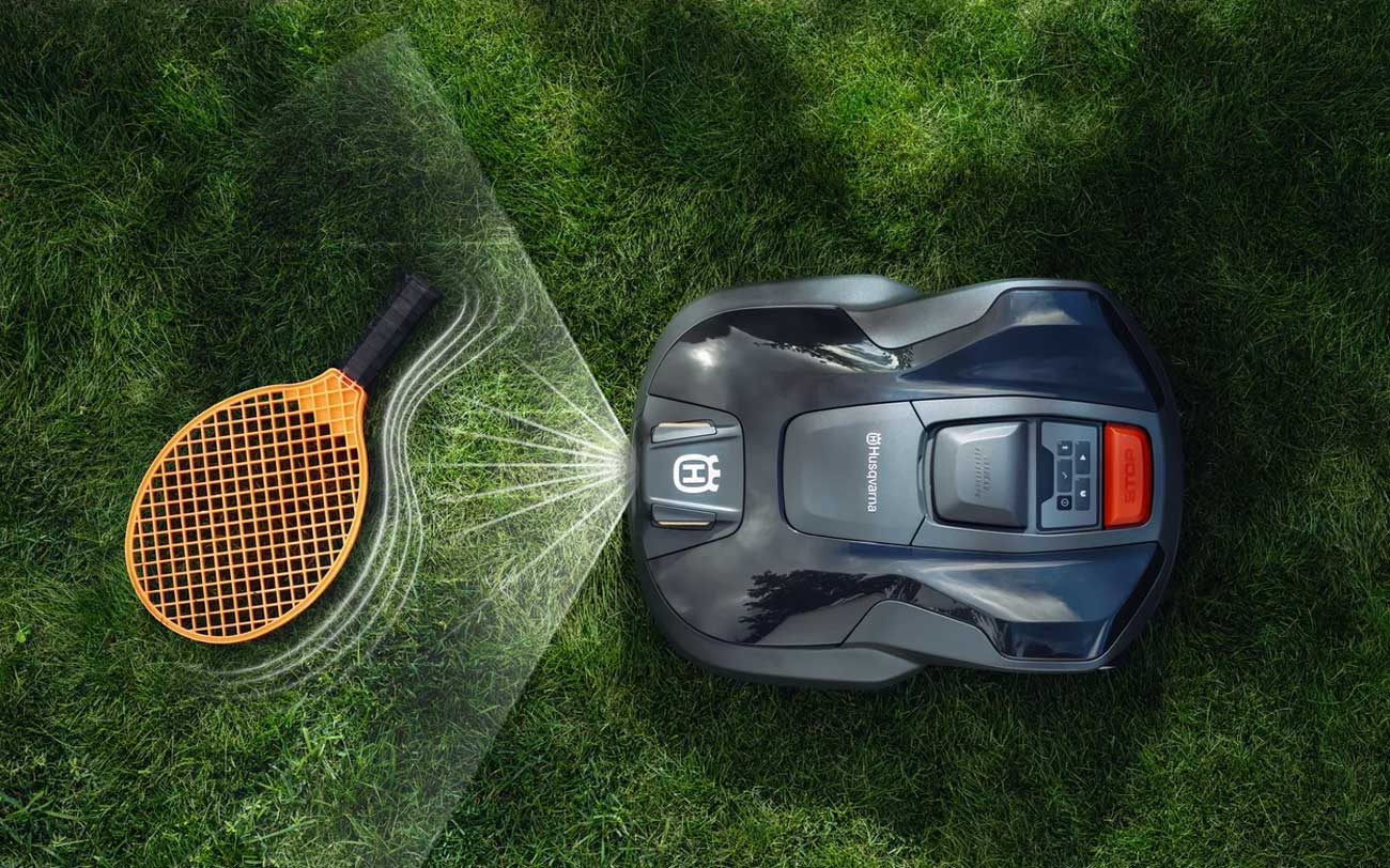 Husqvarna Automower 308V évitant un obstacle sur la pelouse grâce à sa caméra IA