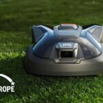 Robot tondeuse Husqvarna Automower Aspire R6V en fonctionnement dans un jardin résidentiel