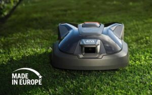 Robot tondeuse Husqvarna Automower Aspire R6V en fonctionnement dans un jardin résidentiel