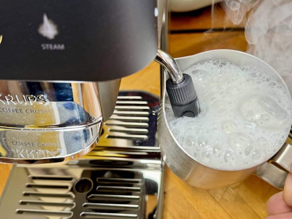 La buse vapeur de la Krups Coffee Crush en action © Labo Maison