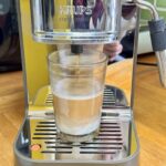 Une boisson lactée sur la Krups Coffee Crush © Labo Maison