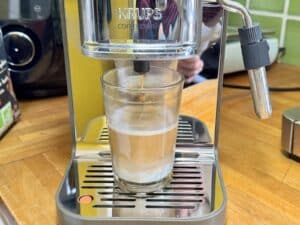 Une boisson lactée sur la Krups Coffee Crush © Labo Maison