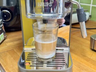 Une boisson lactée sur la Krups Coffee Crush © Labo Maison