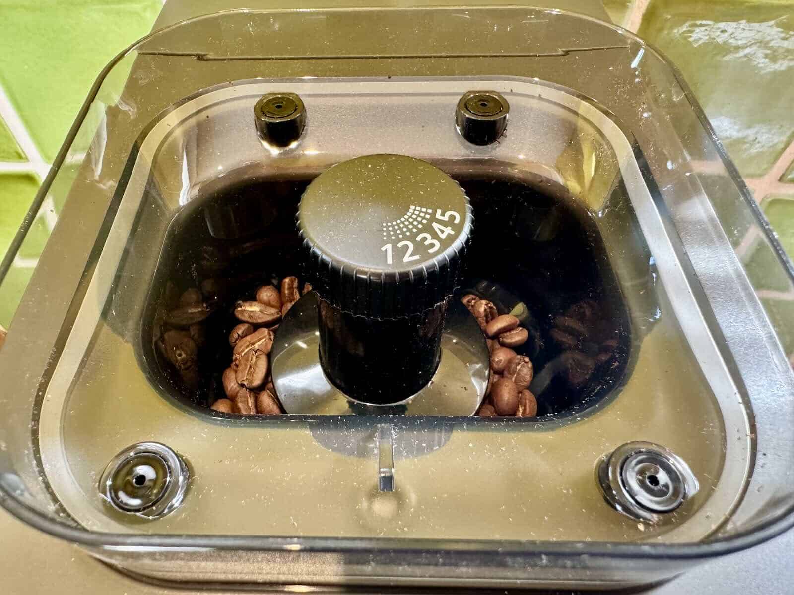 Le réservoir à grains de la Coffee Crush de Krups © Labo Maison