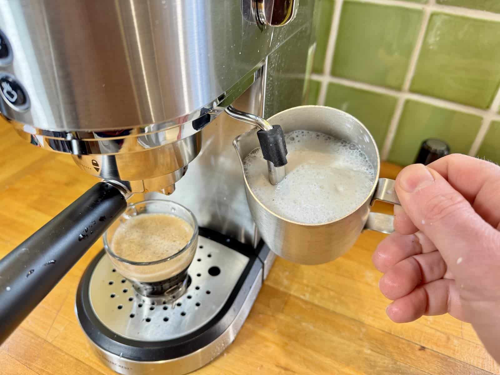 La mousse de lait réalisée avec la buse à vapeur de la Lidl Silvercrest Machine à Expresso © Labo Maison