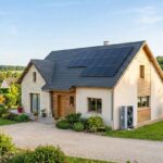 Maison équipée d'une pompe à chaleur à air extérieure et de panneaux solaires sur le toit pour une consommation d'énergie durable.