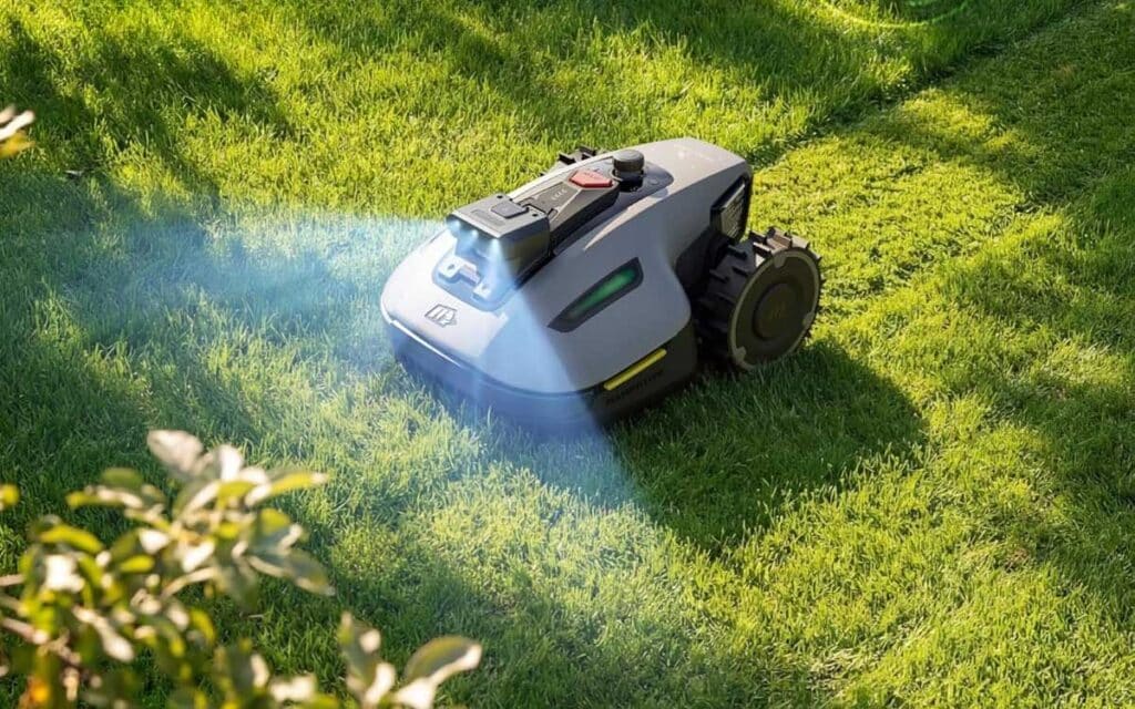 Robot tondeuse sans fil Mammotion Yuka Mini 2 en train de tondre une pelouse de 500m2.