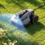 Robot tondeuse sans fil Mammotion Yuka Mini 2 en train de tondre une pelouse de 500m2.