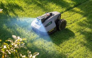 Robot tondeuse sans fil Mammotion Yuka Mini 2 en train de tondre une pelouse de 500m2.