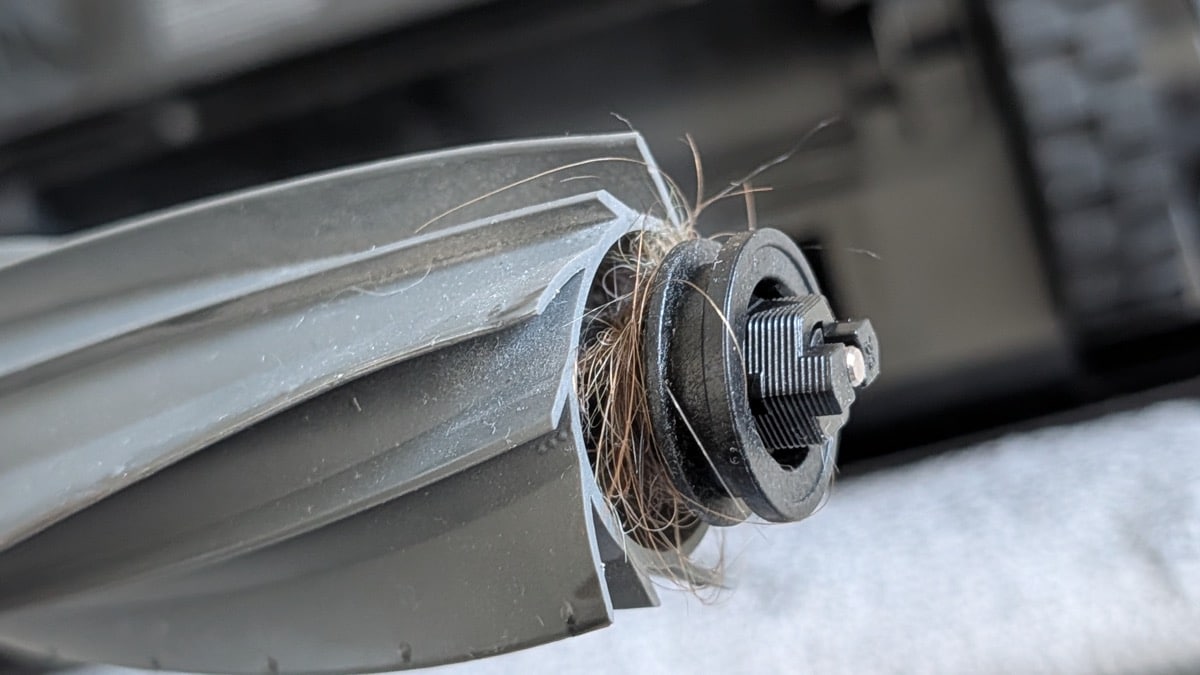Brosse Tricut avec cheveux enroulés sur les axes
